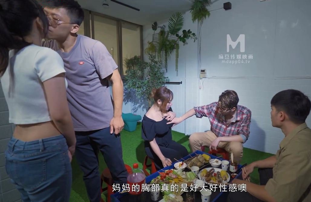 Gia đình tụ họp làm tình tập thể đêm trung thu