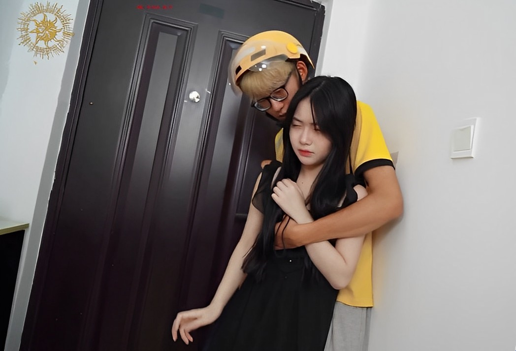 Anh shipper may mắn gặp em chủ nhà đang say rượu