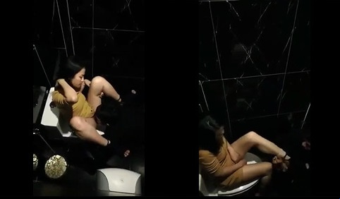 Semasa keluar, pasangan itu teruja dan mengajak satu sama lain ke tandas untuk menghisap dan menjilat