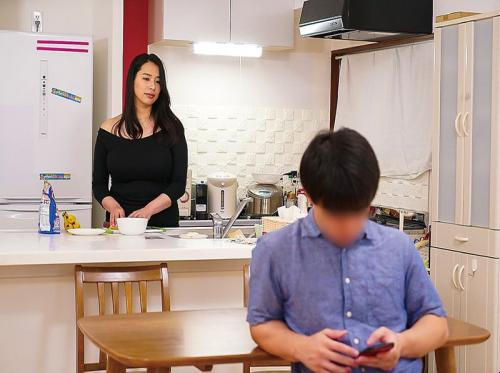 Payudara besar Ibu Hana Haruna menarik perhatian putranya