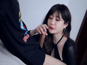饥渴的嫂子吸吮和舔她丈夫的兄弟的阴部