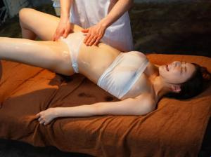 Wanneer een mooi meisje een ontspannende massage krijgt